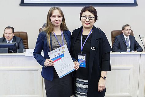 Член жюри Масалимова А. Р. (справа) вручает сертификат на публикацию в научном журнале КазНУ финалистке Путиной О. В. (Екатеринбург)