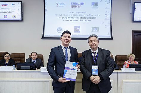 Финалист Манашкин М. М. (Ярославль) с председателем жюри Волком Е. С. (справа)